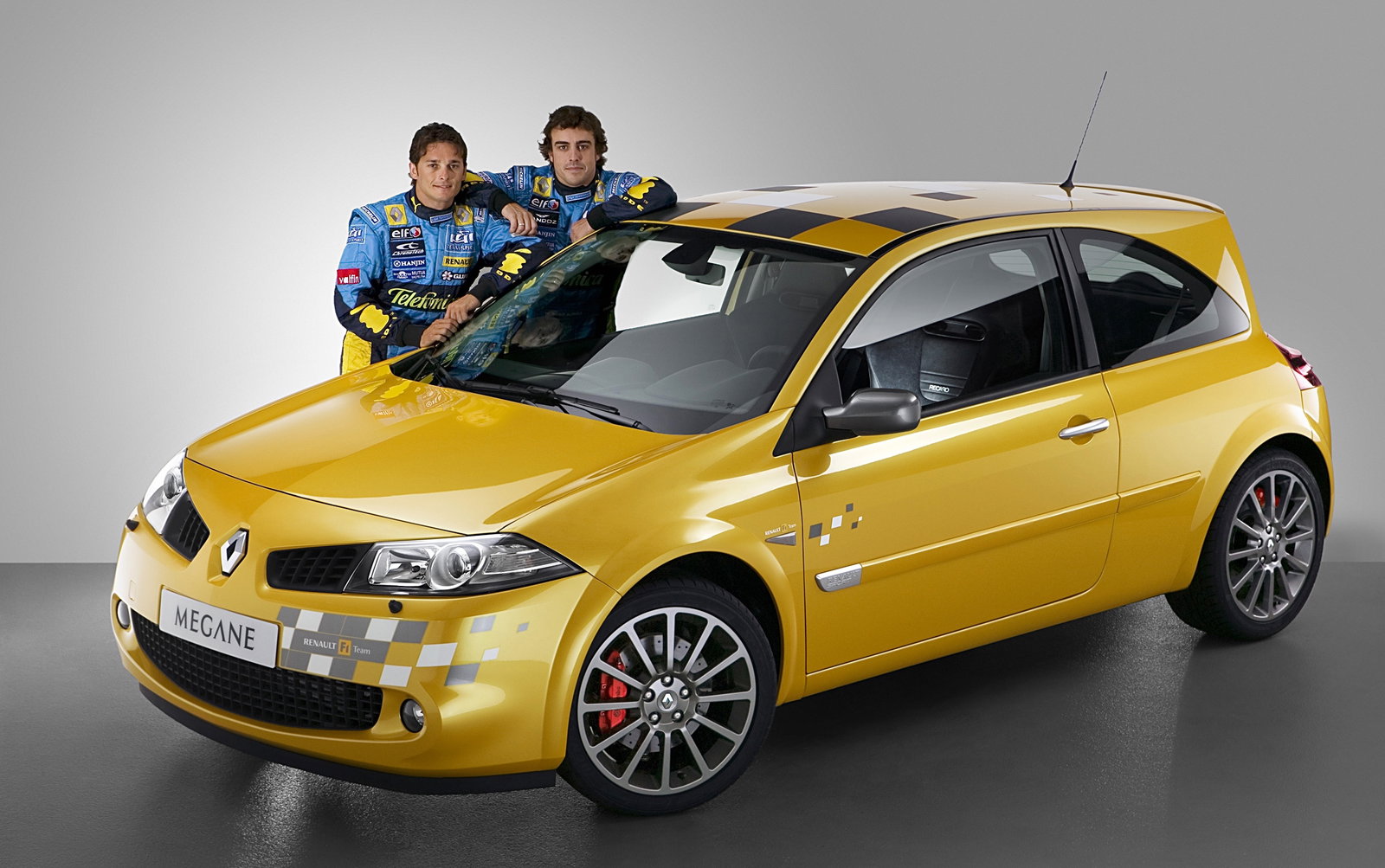 Giancarlo Fisichella and Fernando Alonso with a Renault Megane R26